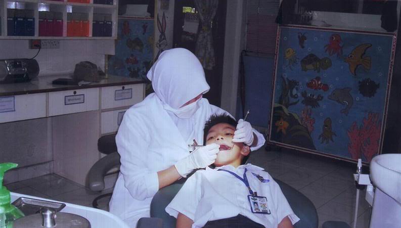 kesan memakai pendakap gigi